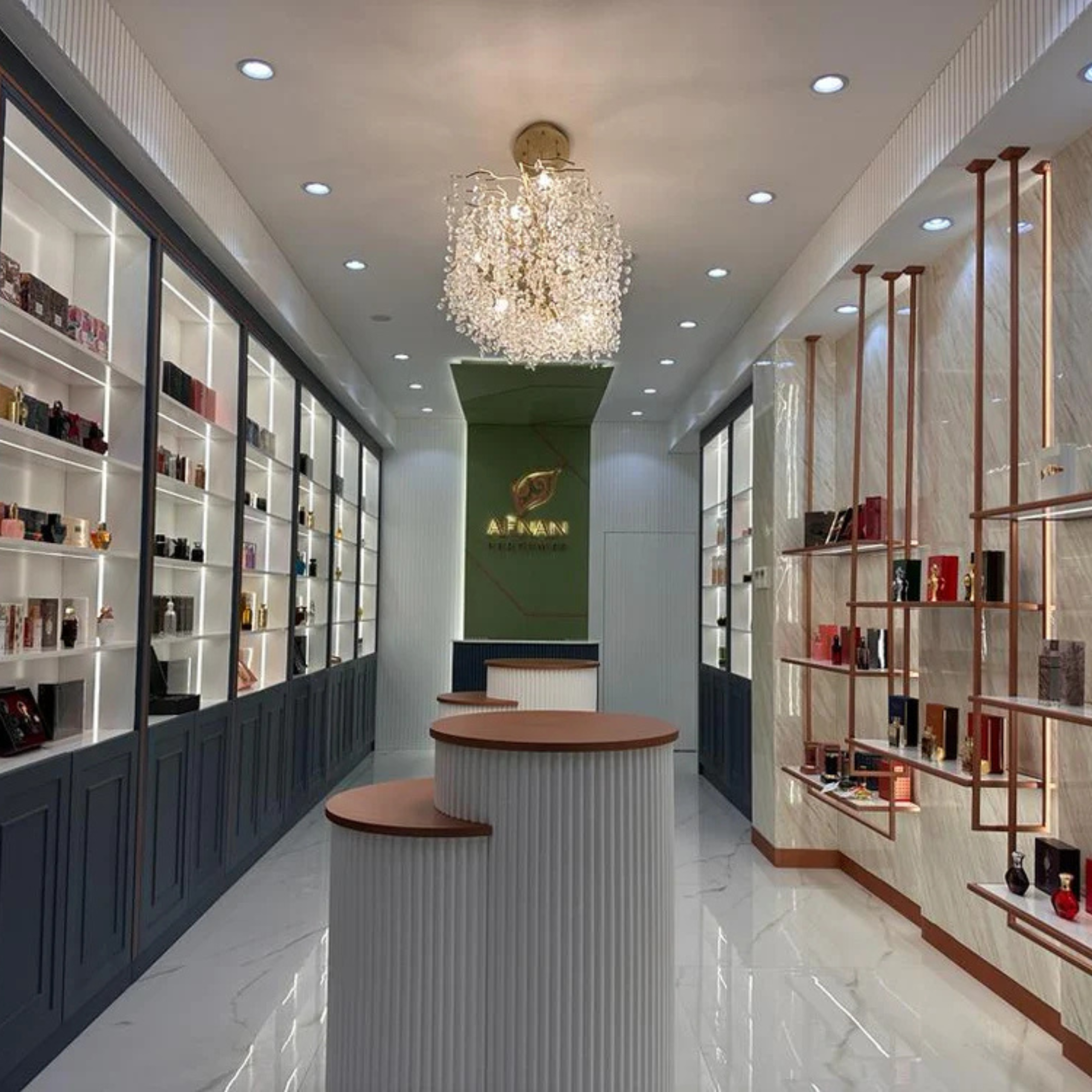 Selección de perfumes árabes Afnan en frascos oscuros y presentación premium vista general